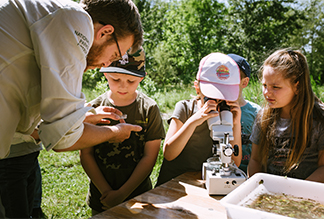 Herzeigen bei einer Kinderexkursion Education Program Overview ©NP Neusiedler See/S. Freiler