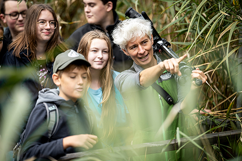 Rangerin mit Kindern