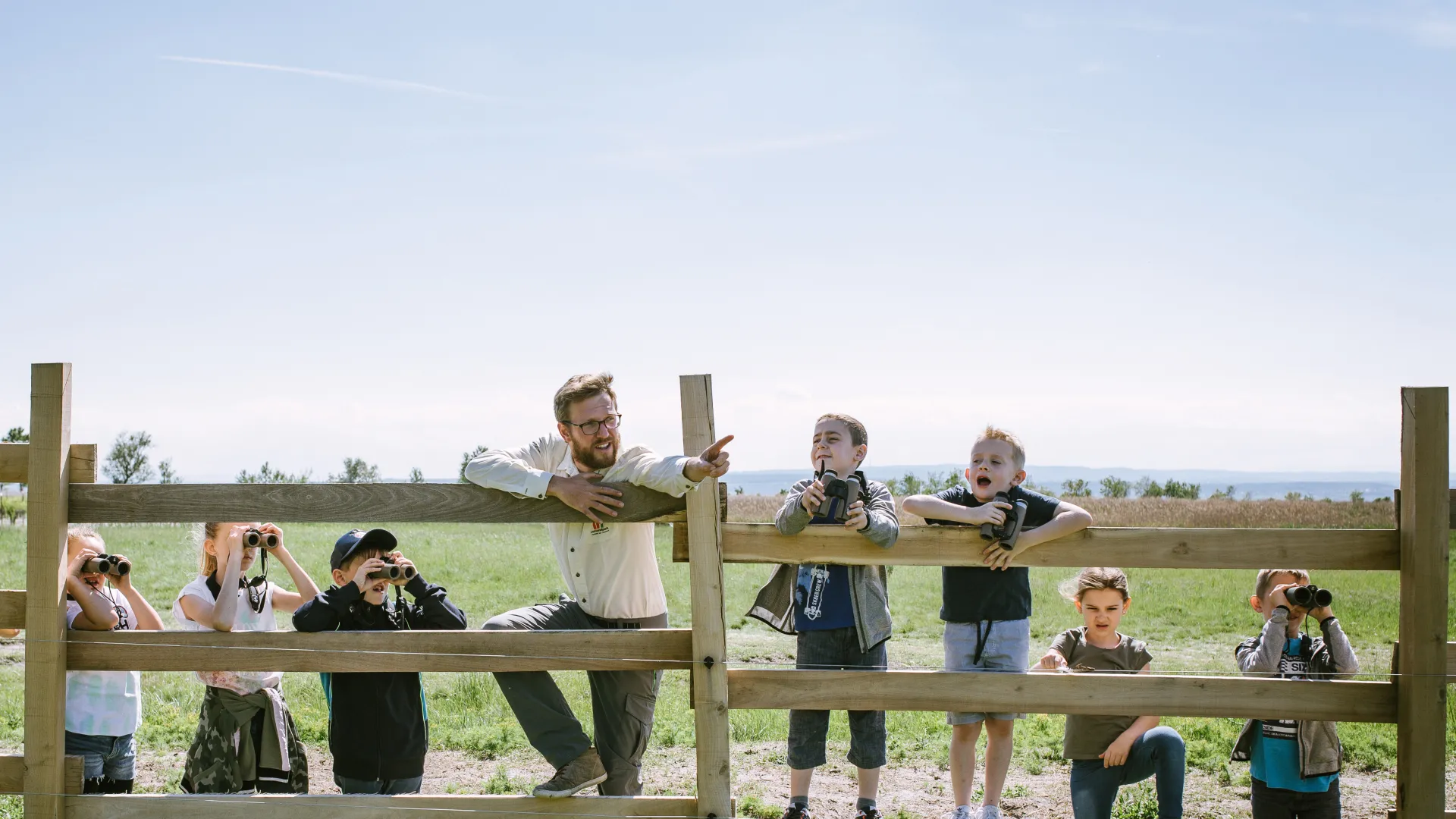 Kinder mit Ranger am Weidezaun
