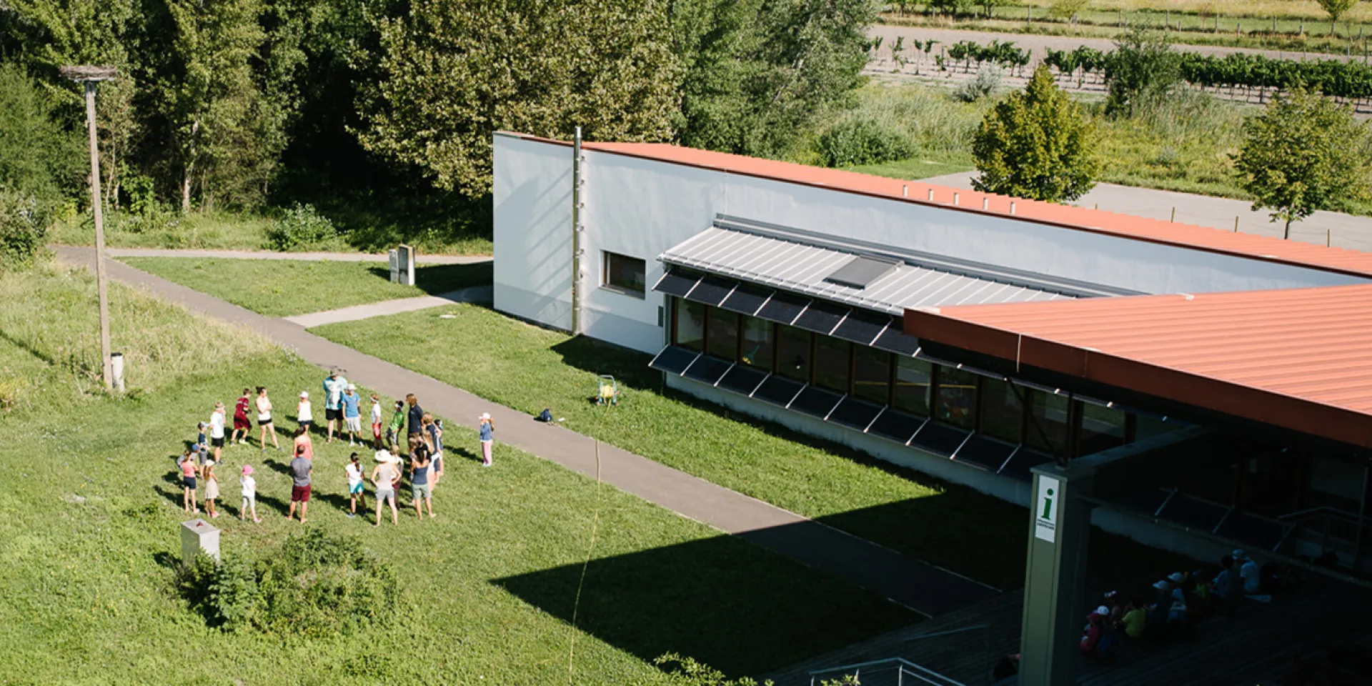 Ausgangspunkt des Nationalparkzentrum, auf der Wiese vor dem Gebäude