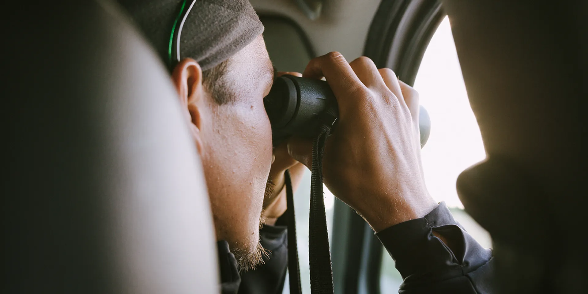 Forscher mit Fernglas
