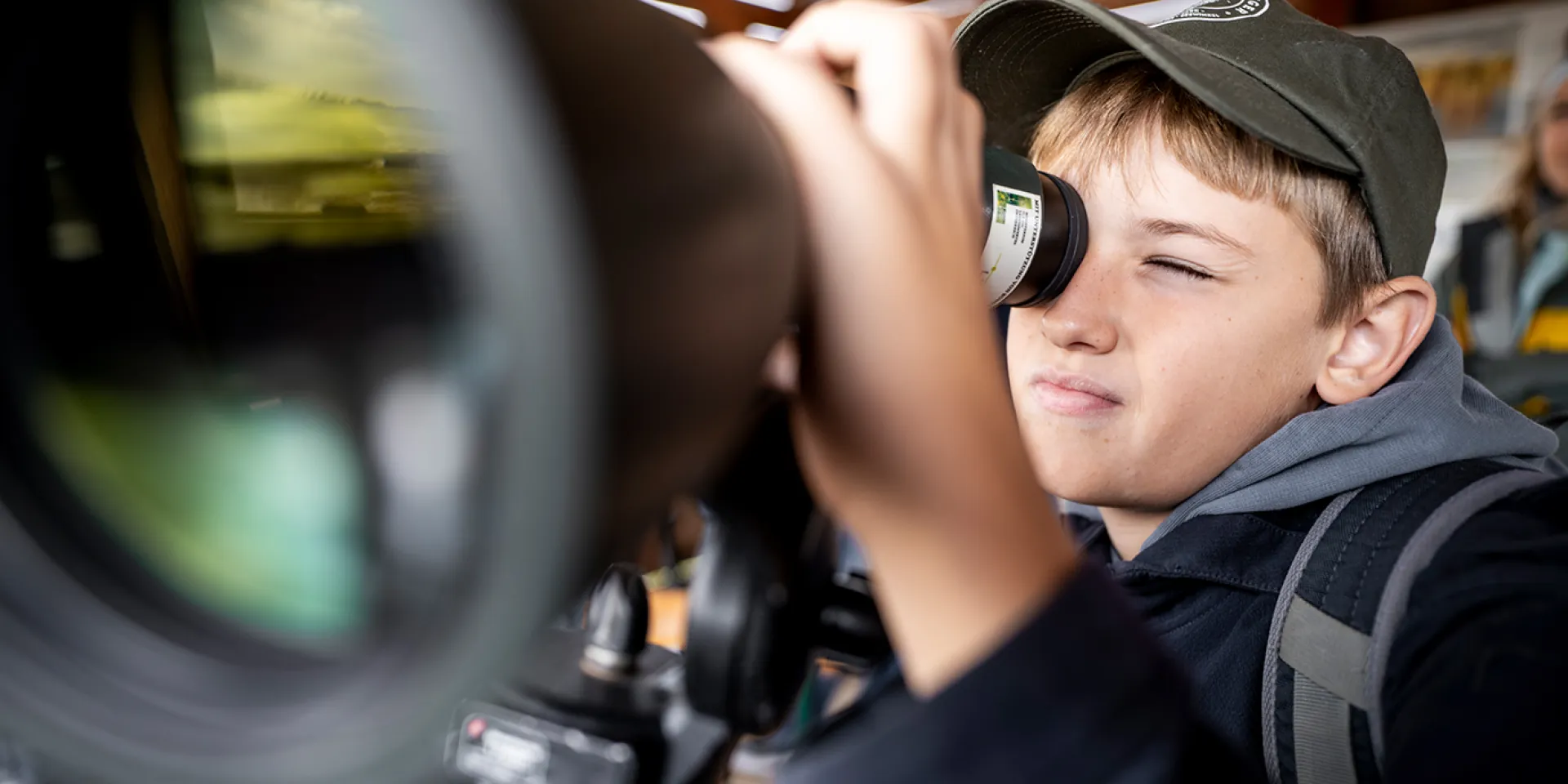 Junior Ranger, ein Kind mit Fernglas