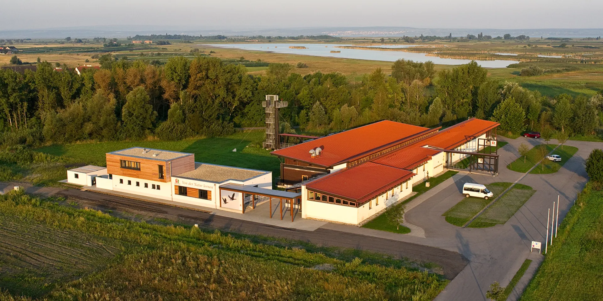 Nationalparkzentrum, ein großes Gebäude mit Aussichtsturm