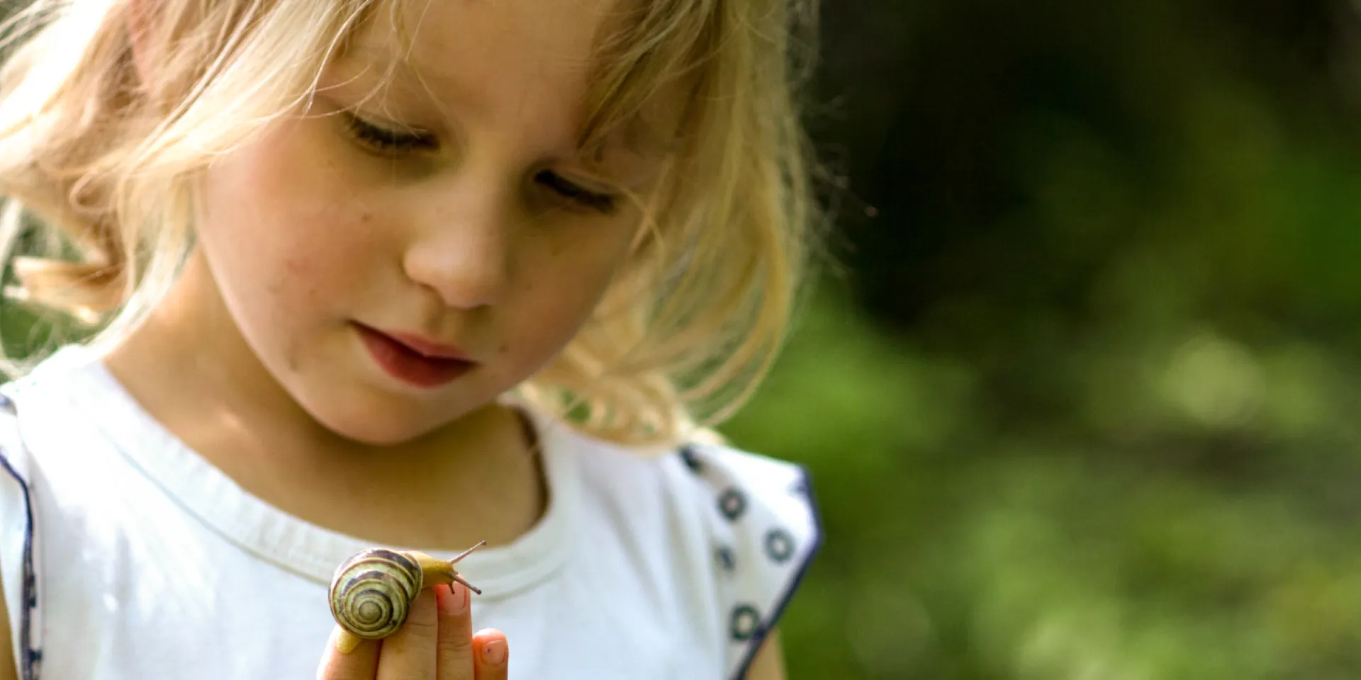 Mädchen mit Schnecke