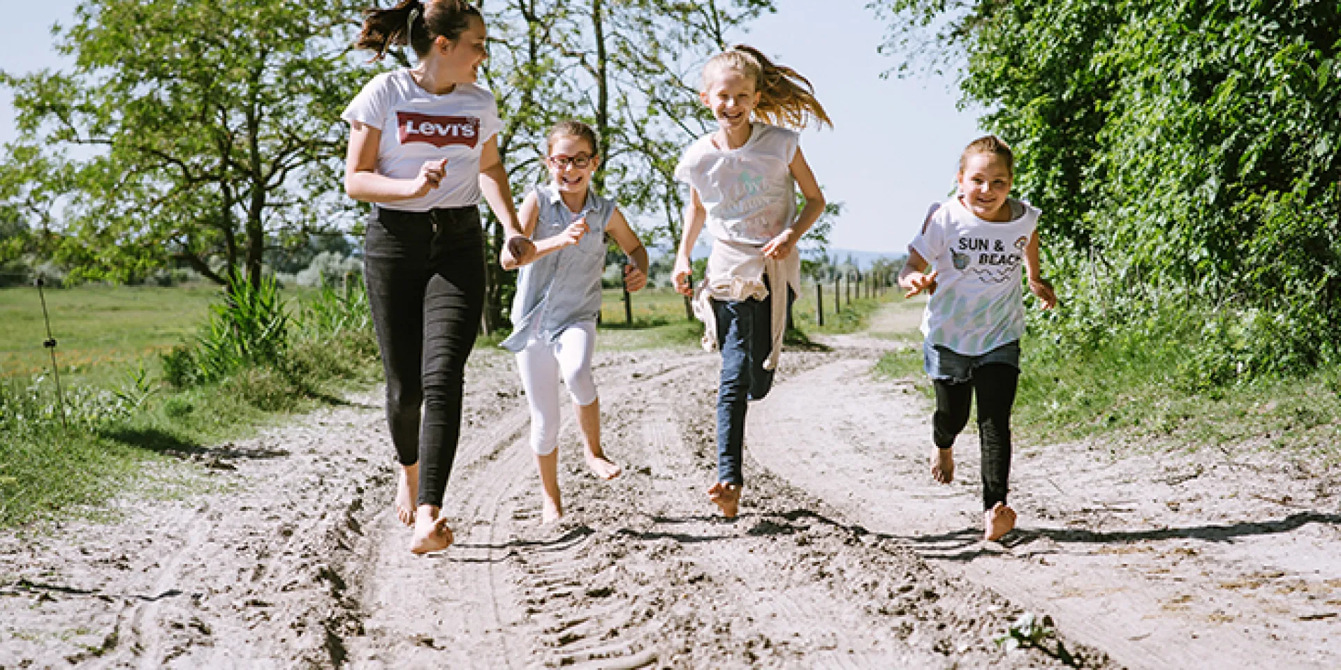 Kinder laufen im Sand