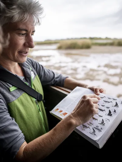 Ranger erklärt Jugendlichen Vogel-Arten