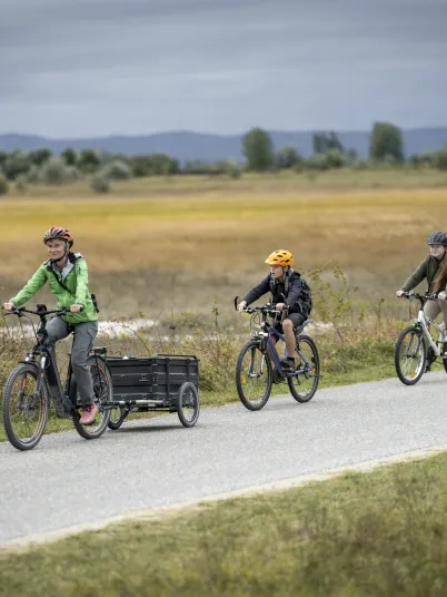 Jugend Gruppe fährt Rad.