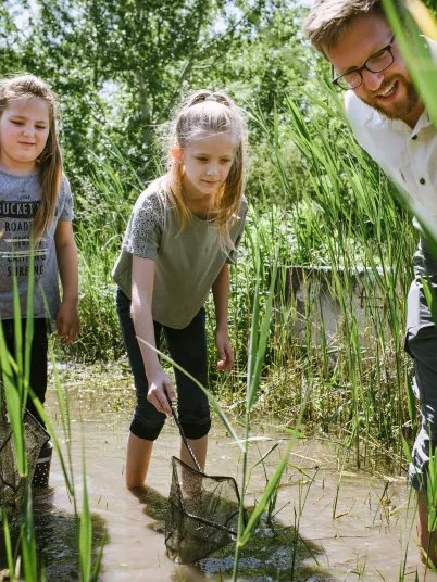 Kinder mit einem Ranger
