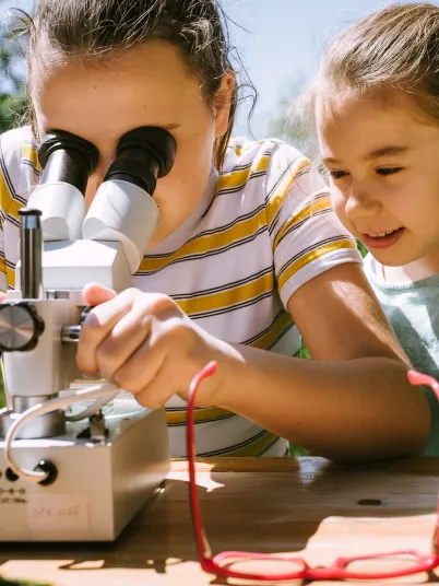 Kinder beim Mikroskopieren