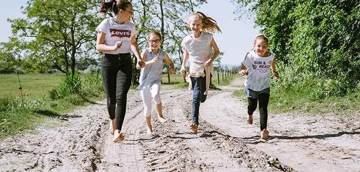 Kinder laufen im Sand