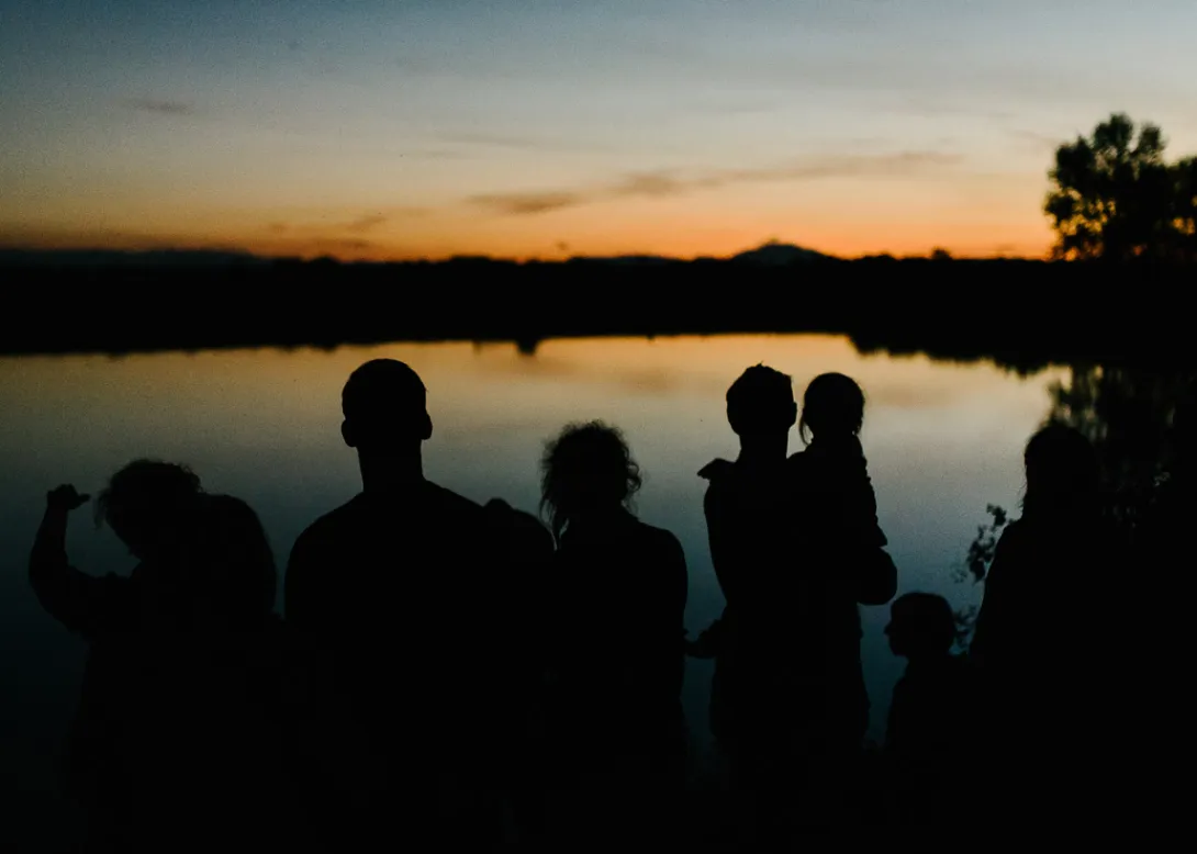 Menschen vor Sonnenuntergang